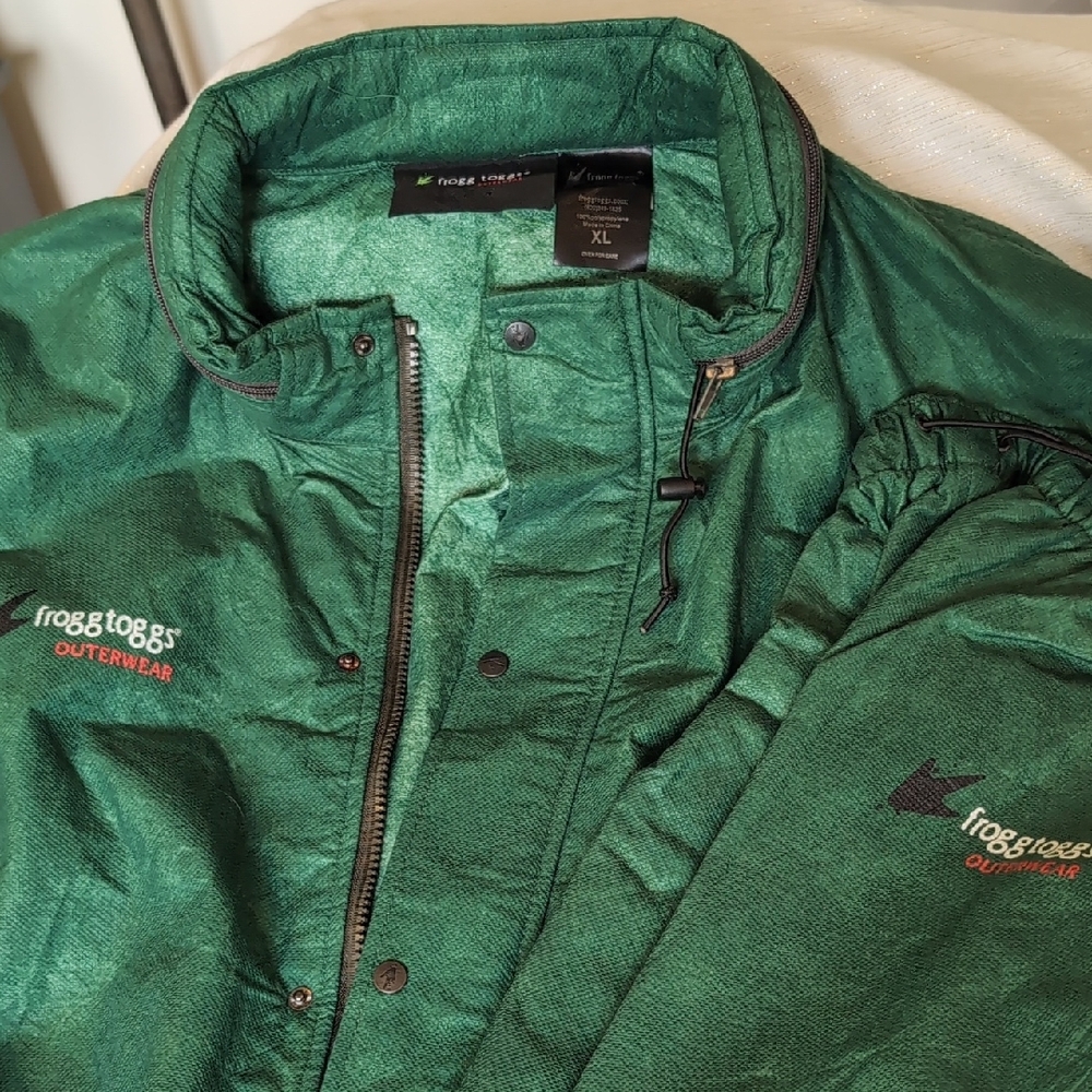 Emerald Green Weather-Resistant Raincoat with Full-Length Zipper